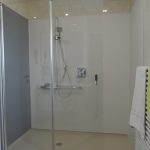 barrierefreie Dusche mit Faltglastür