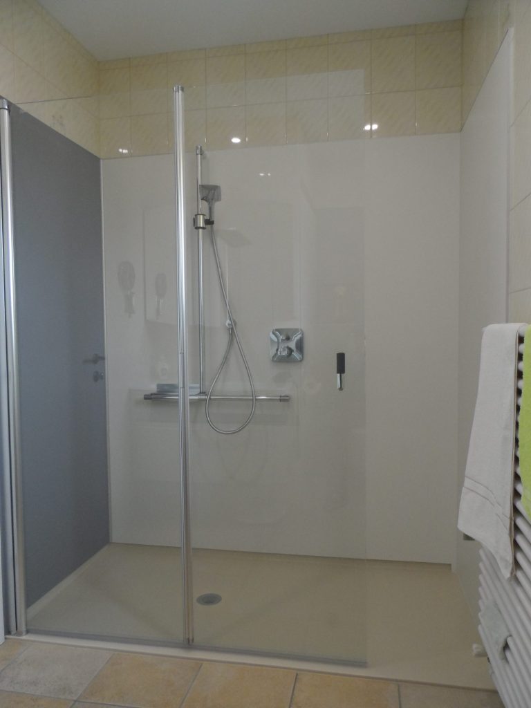 barrierefreie Dusche mit Faltglastür