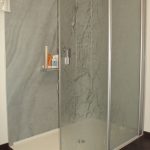 neue barrierefreie Dusche mit Faltglastür